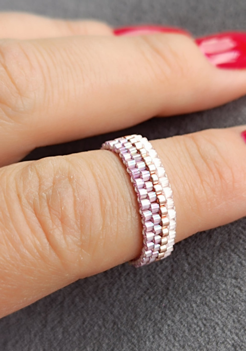 Delikatny Różowy Pierścionek tkany z koralików Subtelle Sparkle Delikatny Różowy Pierścionek tkany z koralików Subtelle Sparkle