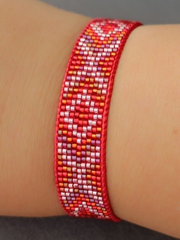 Czerwona bransoletka tkana z koralików w graficzny wzór w stylu boho