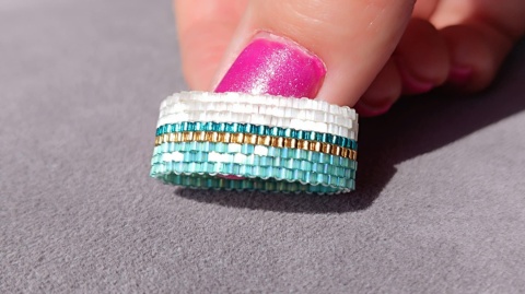 Turkusowy pierścionek tkany z koralików