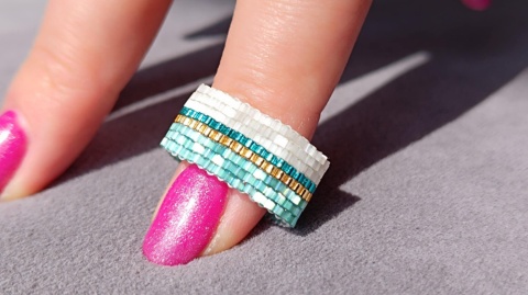 Turkusowy pierścionek tkany z koralików