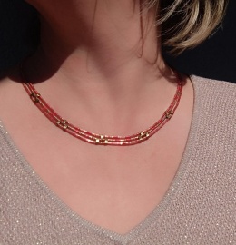 Potrójny naszyjnik z koralików w kolorze ciepłego różu i złota - Aurelise II