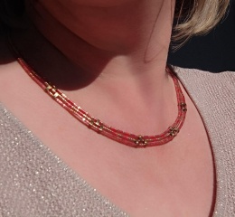 Potrójny naszyjnik z koralików w kolorze ciepłego różu i złota - Aurelise II