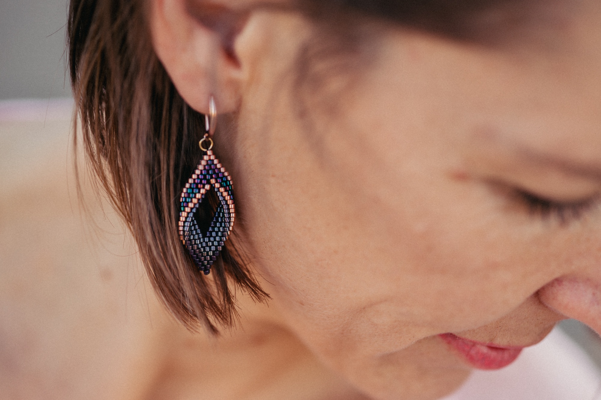 Jak łączyć bransoletki z koralików z inną biżuterią – pierścionkami i naszyjnikami